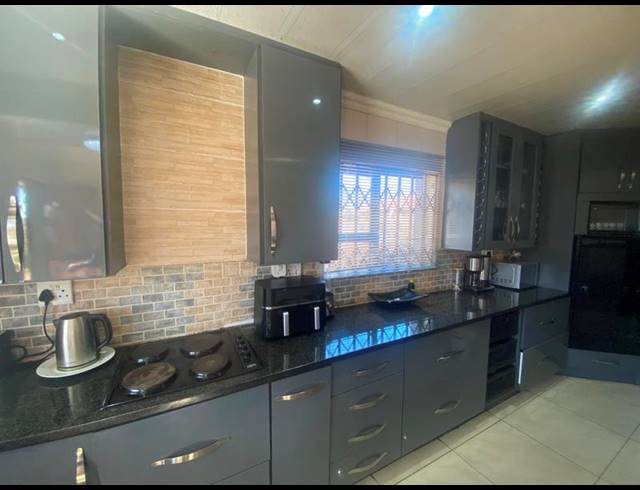 4 BEDROOM HOUSE FOR SALE IN AERORAND